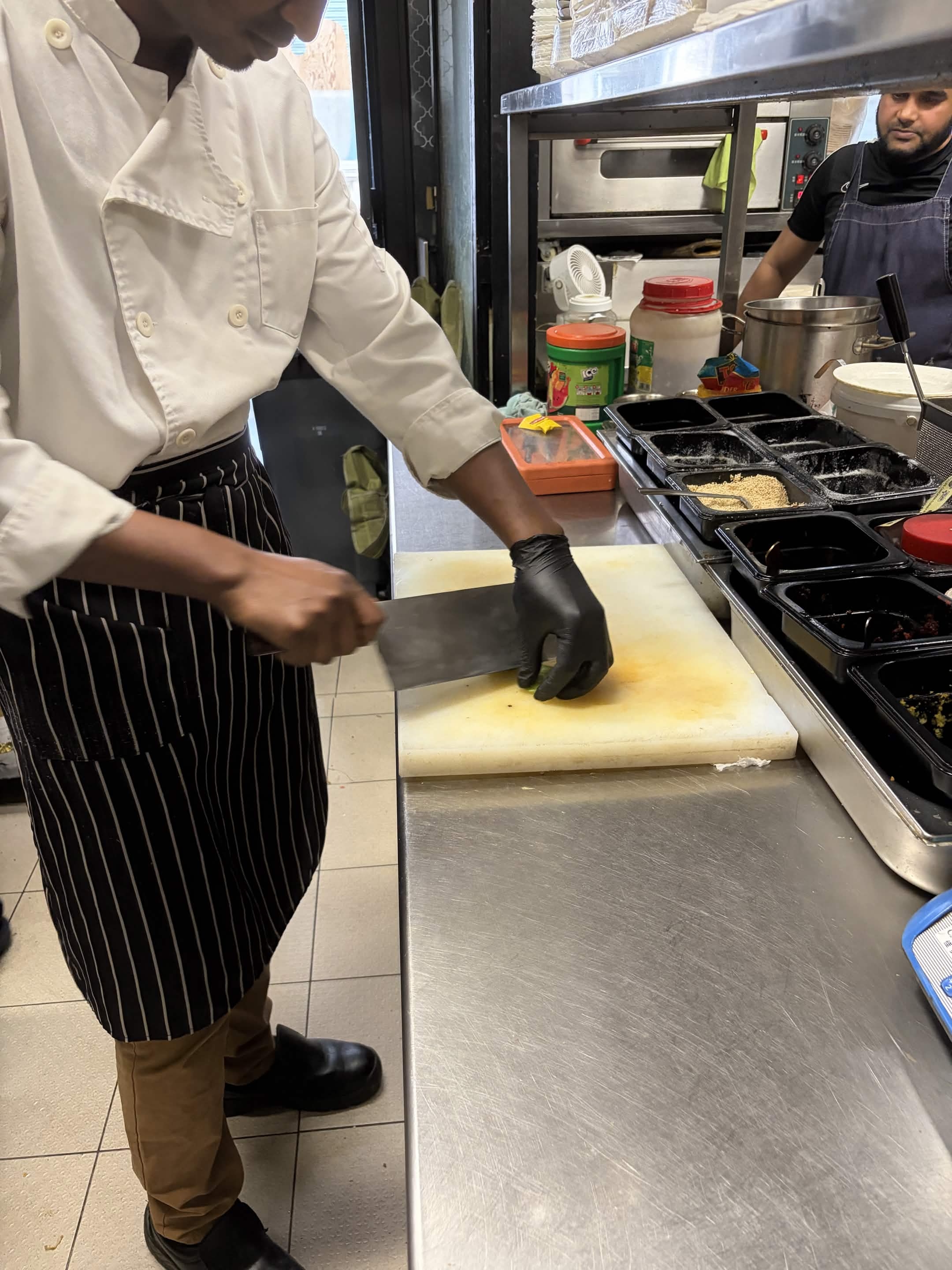 En cuisine, le chef prépare les ingrédients au couteau