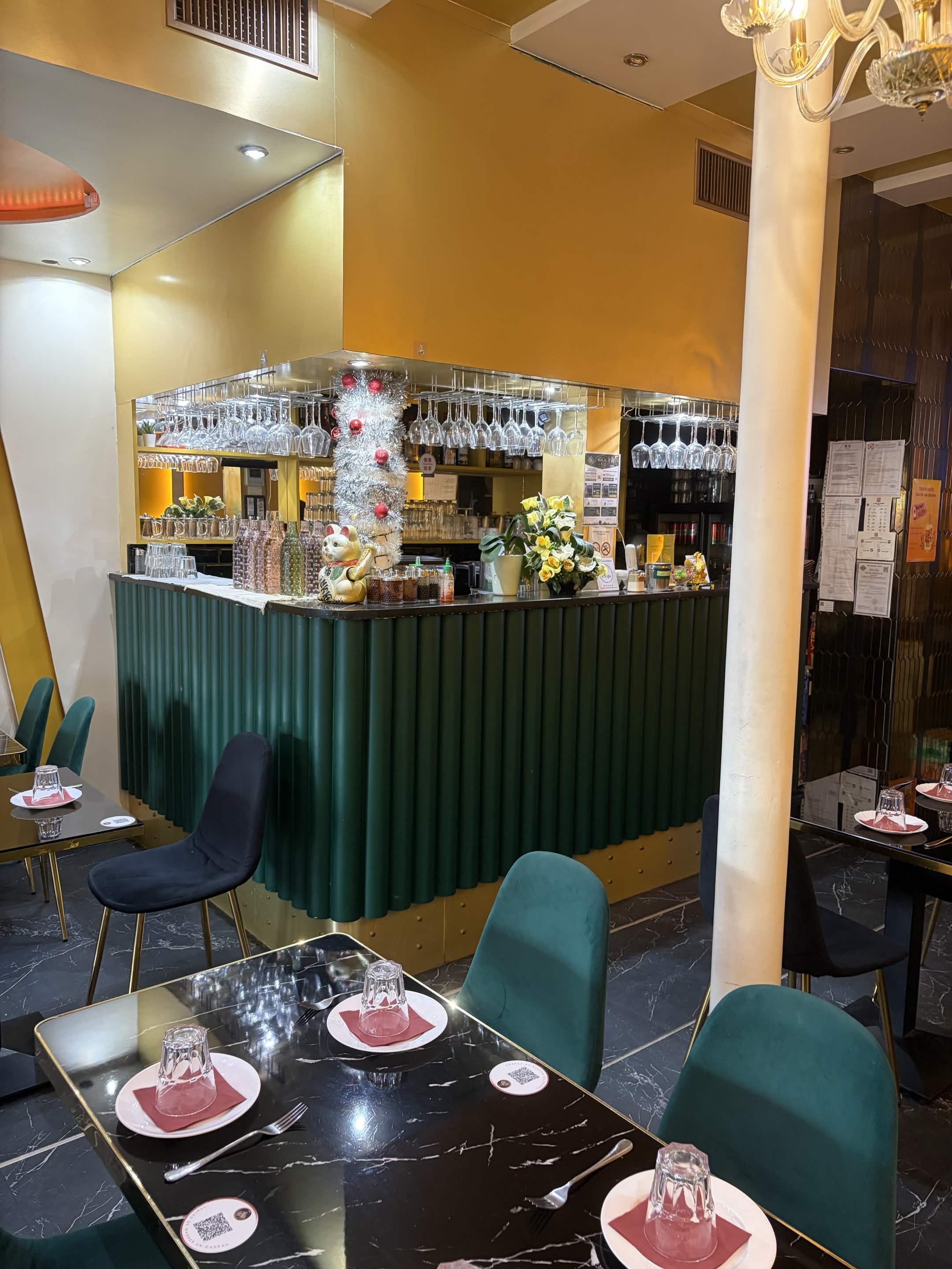 Le comptoir du 831, vert profond cannelé, lustres et verres suspendus