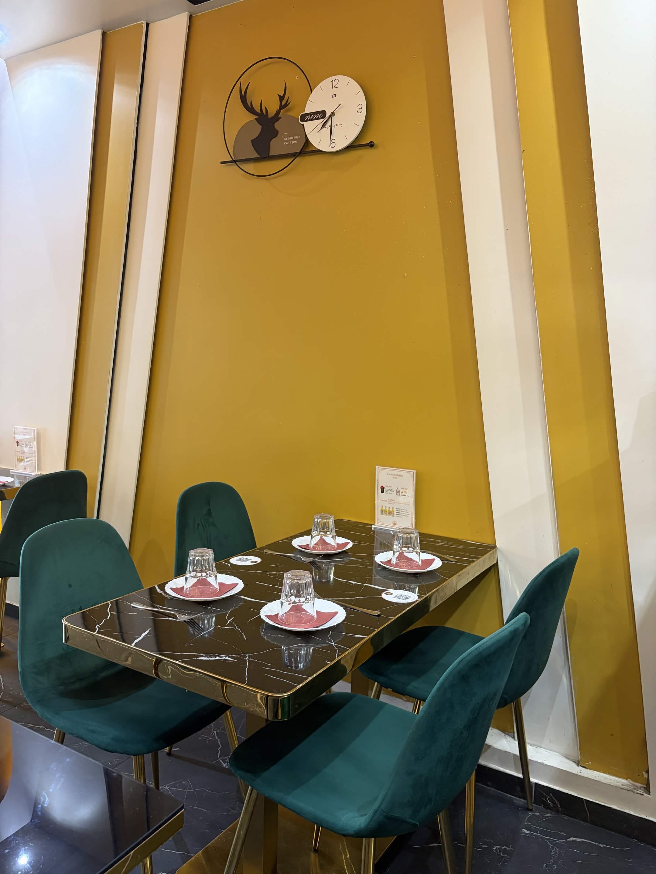 Table dressée devant un mur ocre