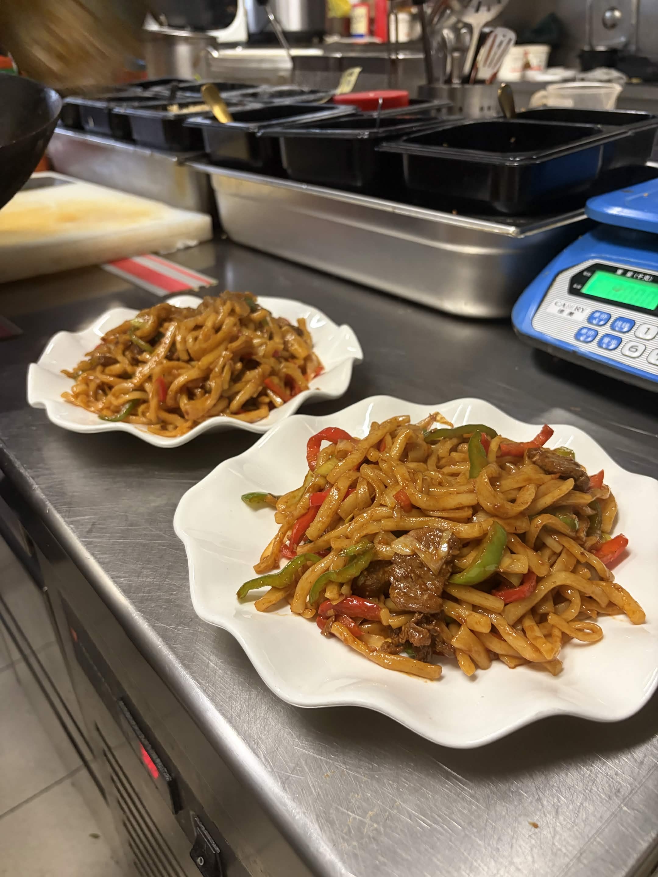 Nouilles tirées à la main sautées au bœuf et poivrons, servies